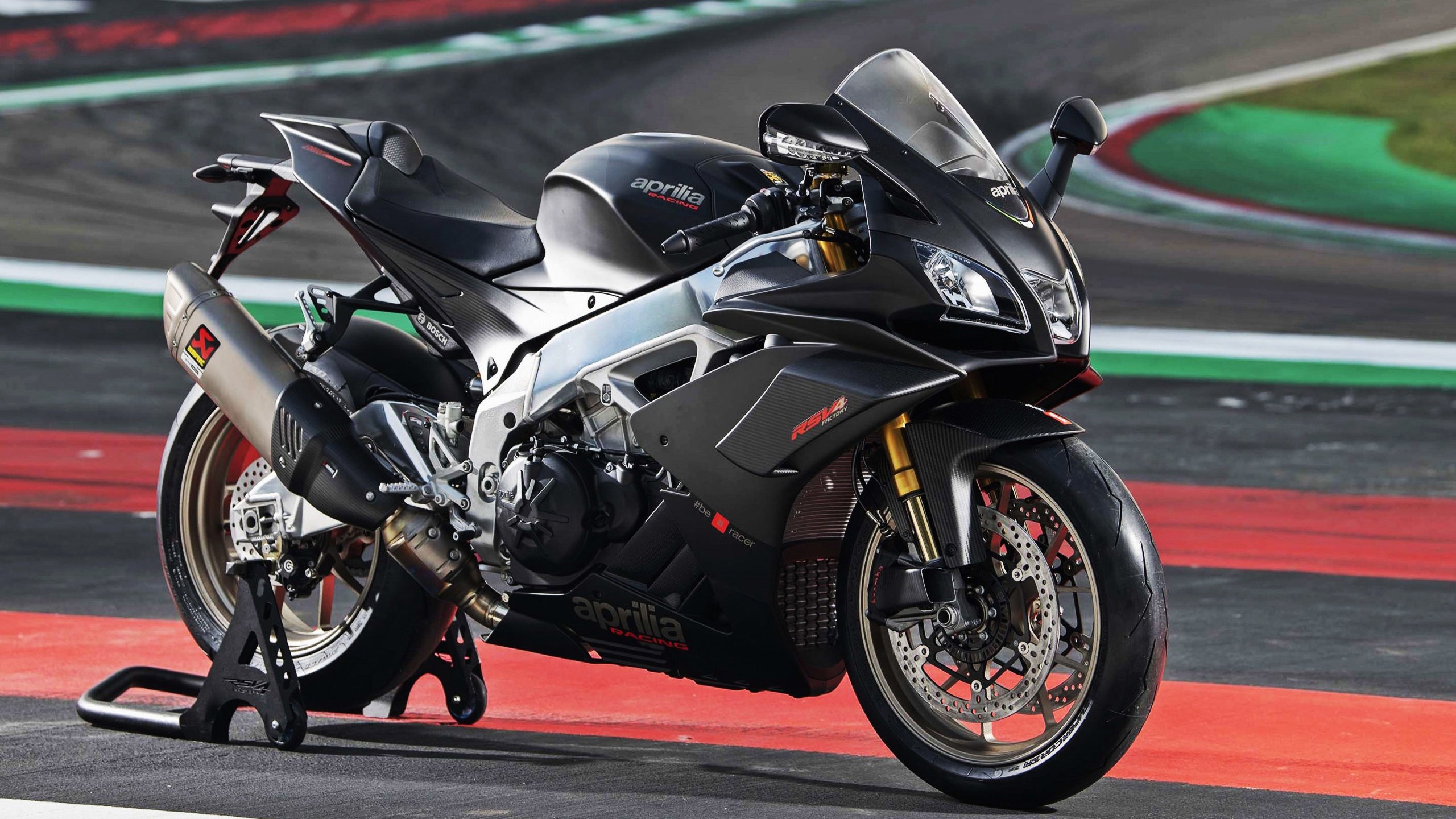 AIYOUXI.COM-比赛中发生裁判失误争议，广播现场热议，比赛过程中当裁判员发现误判时只能在什么时间更改判决